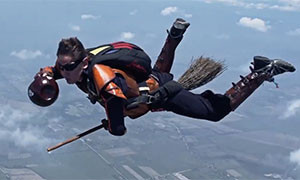 L'autentico Quidditch: quando i base jumpers cavalcano una scopa