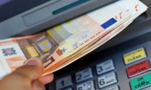 Napoli, bancomat fuori controllo eroga 980 euro: un passante li consegna alla polizia