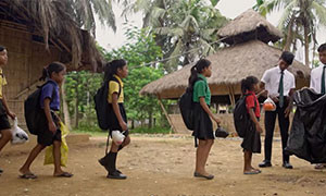 Bambini indiani, pagano le lezioni con la plastica da buttare via