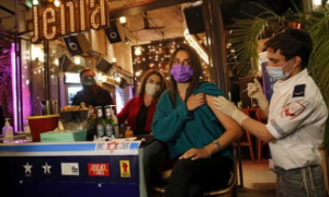 Vaccino con birra inclusa: ecco la trovata di Israele
