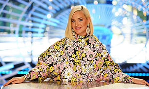 Katy Perry conquista la spiaggia in costume da bagno viola