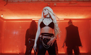 Ava Max presenta lo straordinario nuovo video : My Head &amp; My Hearth
