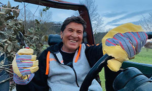 Gianni Morandi, ustioni dopo lavori in campagna &egrave; ricoverato