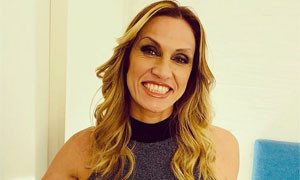 Annalisa Minetti &quot;torna a vedere&quot; con occhiali speciali