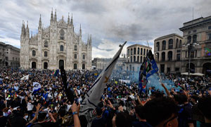 30mila tifosi nerazzurri nel centro di Milano per celebrare lo scudetto, Confcommercio protesta