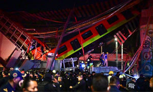 Crollo del ponte a Citt&agrave; del Messico, almeno i 20 morti e 70 i feriti