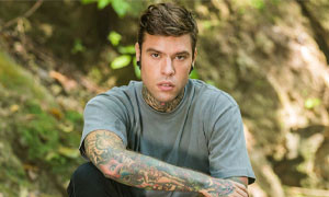 I testi delle vecchie canzoni di Fedez sotto accusa dai politici