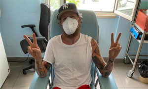 Sono un ragazzo Vaccinato! Jovanotti pubblica la foto sui social