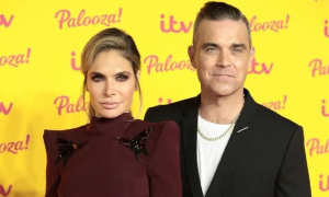 Robbie Williams si fa tagliare i capelli da sua moglie Ayda