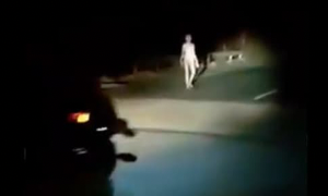 Un alieno a spasso per strada? Il video diventa virale