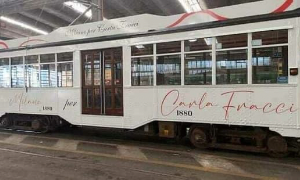 Milano: Il tram bianco in memoria di Carla Fracci