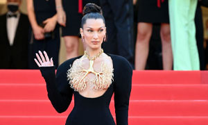 Bella Hadid sul Red Carpet di Cannes a pieni polmoni