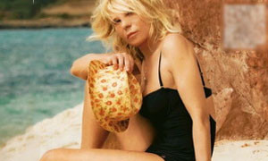 Maria De Filippi, come una sirena al sole della Sardegna