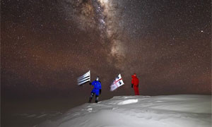 Il Ricercatore Marco Buttu omaggia la Sardegna dal Polo Sud e issa la bandiera dei Quattro Mori