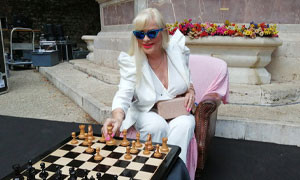 Per una giusta causa, la regina degli Scacchi &egrave; Cicciolina