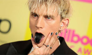 Nuovo album di Machine Gun Kelly: l&rsquo;annuncio sui social con un tatuaggio