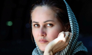 La corsa della regista per le vie di Kabul: ecco Sahraa Karimi che scappa dalla furia dei talebani