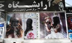 A Kabul immagini di donne nelle vetrine dei negozi vandalizzate, tolte o coperte di vernice