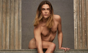 Critiche ed elogi per Michael Baileys Gates, il fotografo che si ritrae nudo