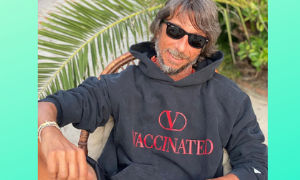 La V della Maison Valentino per sostenere la campagna vaccinale, l&rsquo;idea di Pierpaolo Piccioli