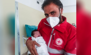 &Egrave; nata in Italia &quot;Hina&quot;, profuga afghana: la mamma era fuggita da Kabul