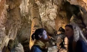 Frida Bollani e la mamma Petra Magoni imitano Piero Angela nella grotta Mu Marmuri
