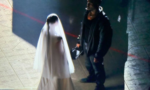 Kim Kardashian e Kanye West di nuovo insieme? Lei in abito da sposa al suo live