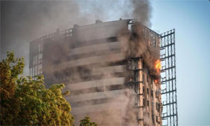 Grattacielo divorato dalle fiamme a Milano: tra gli inquilini anche Mahmood