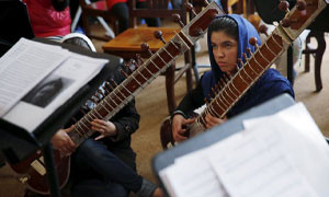 Stop alla musica in Afghanistan, le donne non possono pi&ugrave; neanche parlare in radio