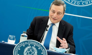 Draghi rilancia: presto il green pass obbligatorio anche al lavoro