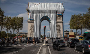 L'Arco di Trionfo &quot;impacchettato&quot;: l'omaggio all'artista Christo