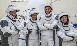 SpaceX: Elon Musk lancia nello spazio il primo volo di soli civili
