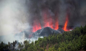 Eruzione del vulcano alle Canarie, migliaia di sfollati: la lava vicino al mare