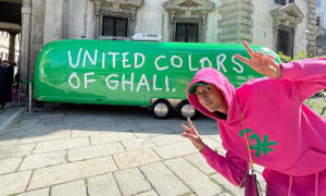 Ghali firma una capsule collection per Benetton: hijab e scritte in arabo