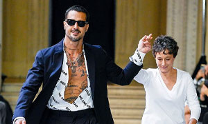Fabrizio Corona torna nella passerella a Milano per la Fashion Week, c&rsquo;&egrave; anche il figlio Carlos