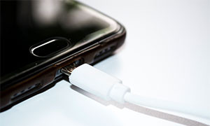 Un unico caricabatterie per tutti gli smartphone: la commissione Ue presenta la proposta