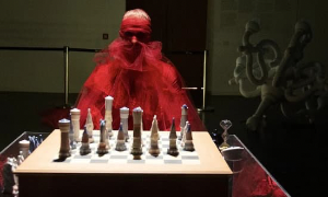 Achille Lauro inaugura la mostra a lui dedicata con un evento esclusivo: partita a scacchi con i fan