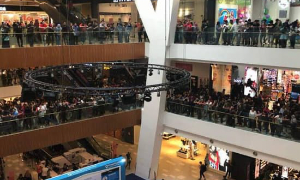 Tutti pazzi per il nuovo iPhone: folla prende d'assalto un centro commerciale in Cina
