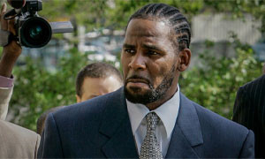 Abusi e sfruttamento sessuale: R. Kelly rischia l'ergastolo
