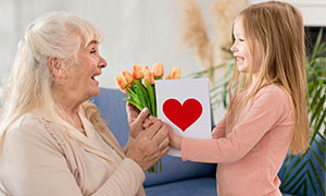 Il 2 ottobre &egrave; la Festa dei Nonni, sempre pi&ugrave; &ldquo;smart&rdquo; e quasi-genitori