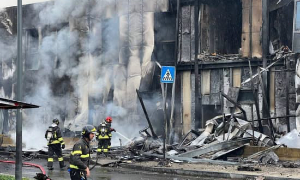 Aereo precipita e si schianta contro un edificio a San Donato Milanese: 8 morti