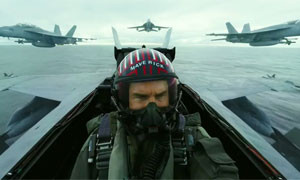 Tom Cruise rimane a terra, in Top Gun 2 senza il jet F-18