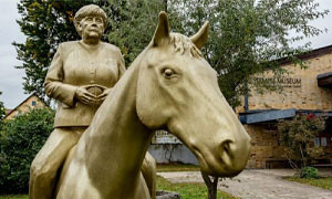 Una statua equestre dedicata alla cancelliera tedesca Angela Merkel, l&rsquo;esposizione &egrave; in Baviera