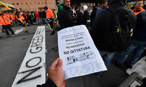 Proteste no Green Pass, un migliaio di persone blocca il porto di Trieste