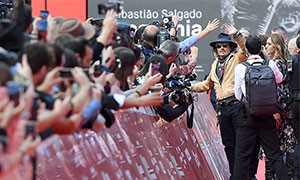 Bagno di folla per Johnny Depp a Roma: "intrappolato" fuori dall'hotel dai fan