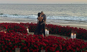 Kourtney Kardashian e Travis Barker si sposano: la romantica proposta sulla spiaggia
