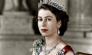 "Vecchio &egrave; solo chi si sente tale": la regina Elisabetta rifiuta il premio "Anziano dell'anno"