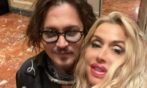Valeria Marini e il selfie "stellare" con Johnny Depp: la foto fa il boom di like