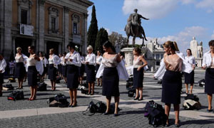 Flash mob a Roma: le hostess Alitalia si spogliano al Campidoglio