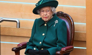 La regina Elisabetta deve &quot;stare a riposo&quot;: salta la visita in Irlanda del Nord